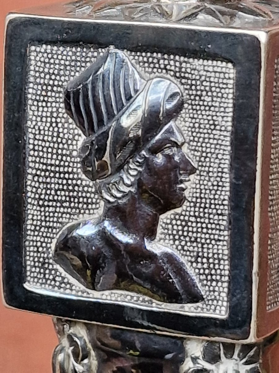 Paire de grands bougeoirs en argent massif décor de profils et guirlandes Belgique Anvers 1787-photo-6