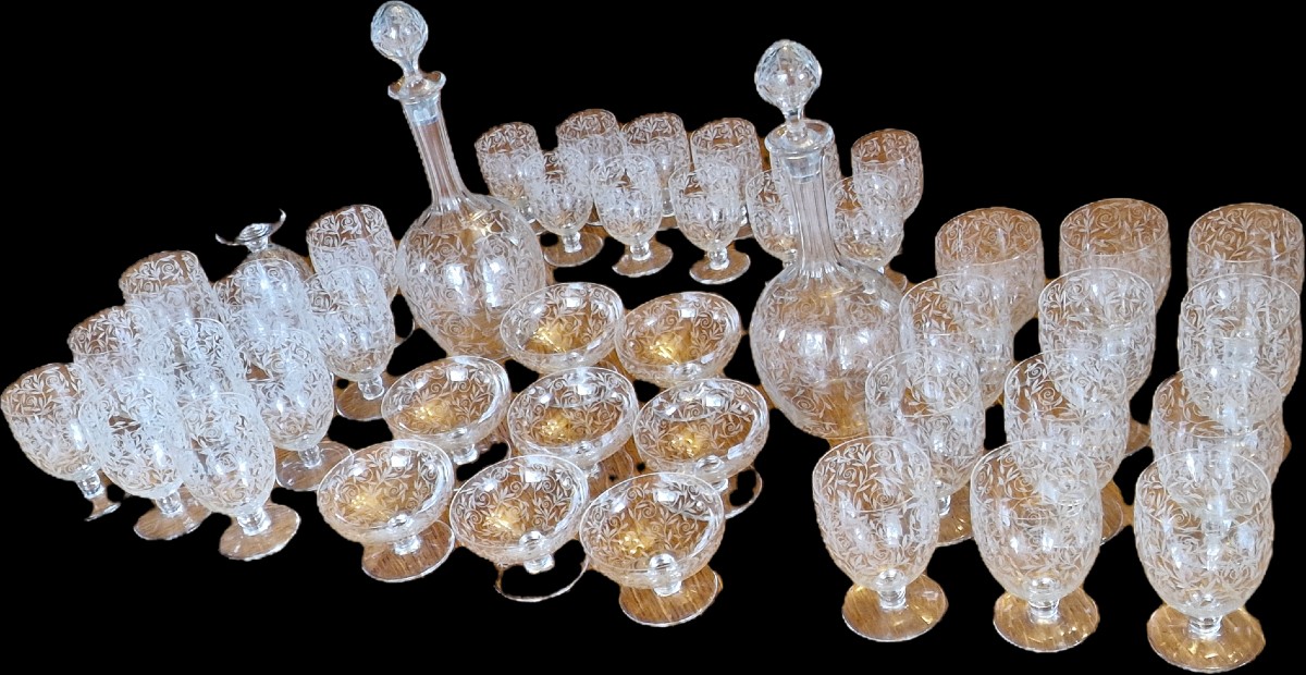 Service de verres Baccarat modèle Golfe Juan décor gravé art déco carafes et coupes champagne