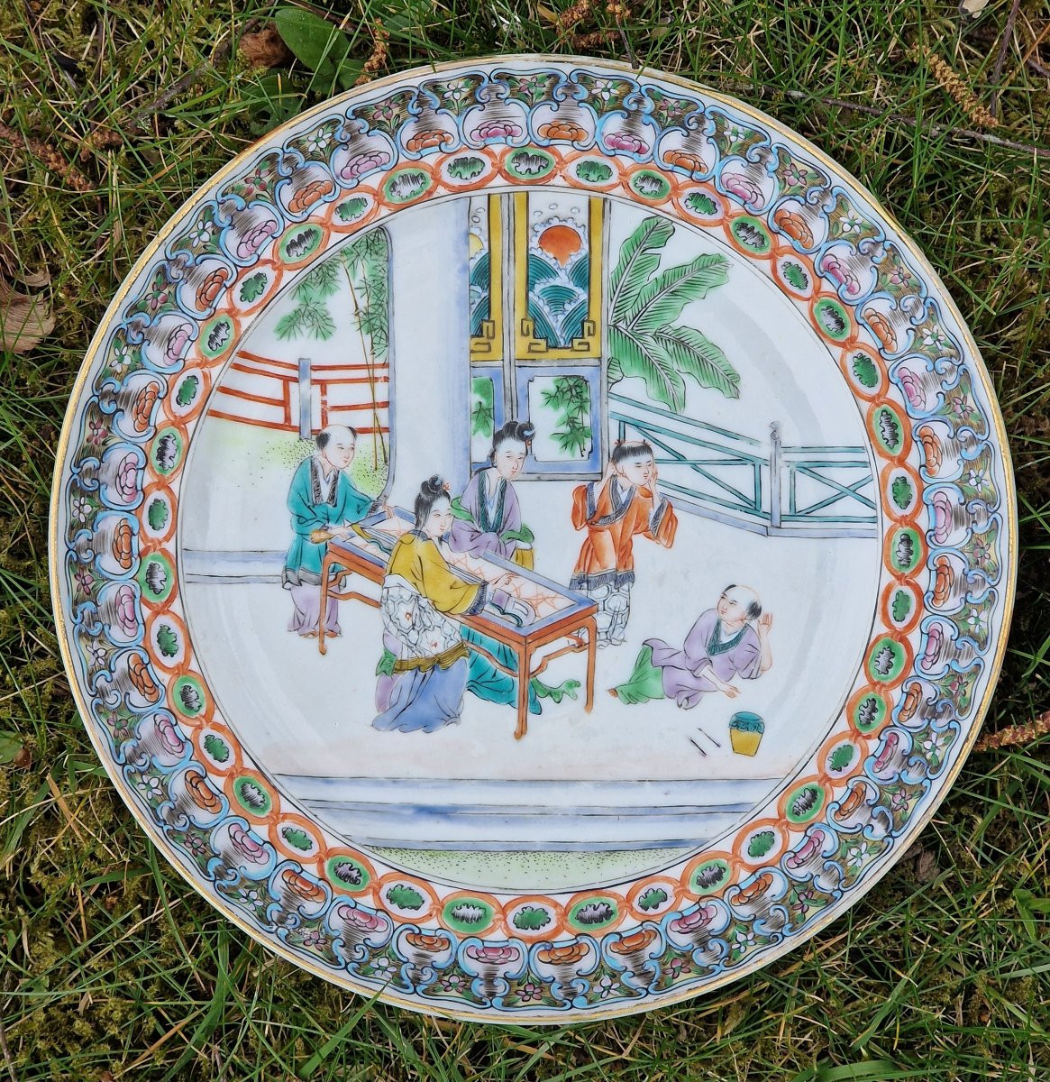 Paire d'assiettes chinoises en porcelaine de canton famille verte décors palais et lettré-photo-2