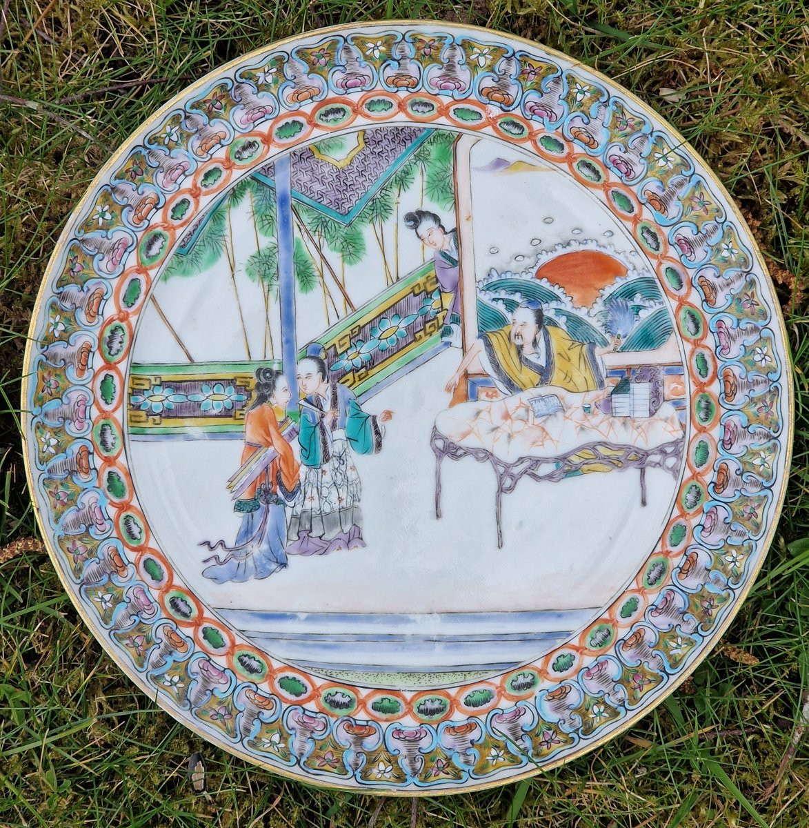 Paire d'assiettes chinoises en porcelaine de canton famille verte décors palais et lettré-photo-3