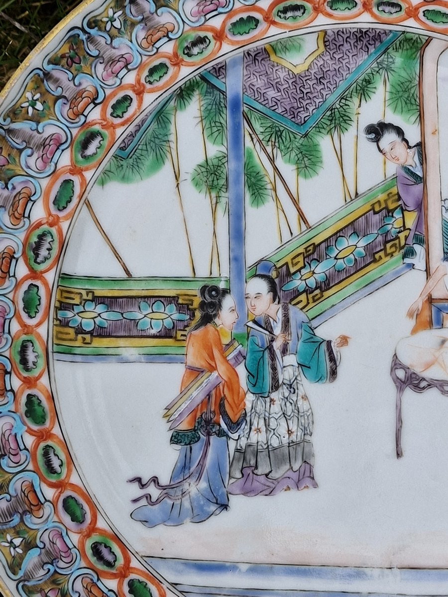 Paire d'assiettes chinoises en porcelaine de canton famille verte décors palais et lettré-photo-1