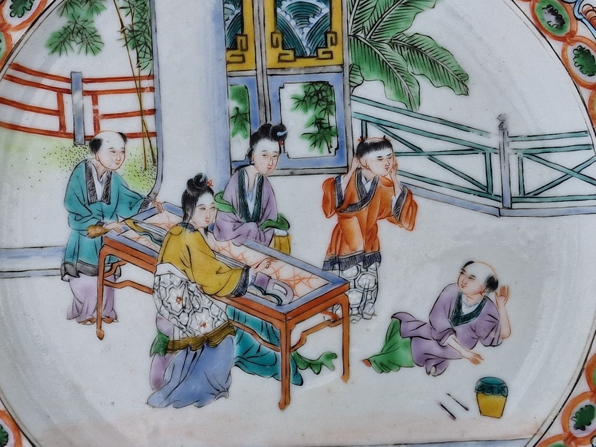 Paire d'assiettes chinoises en porcelaine de canton famille verte décors palais et lettré-photo-2