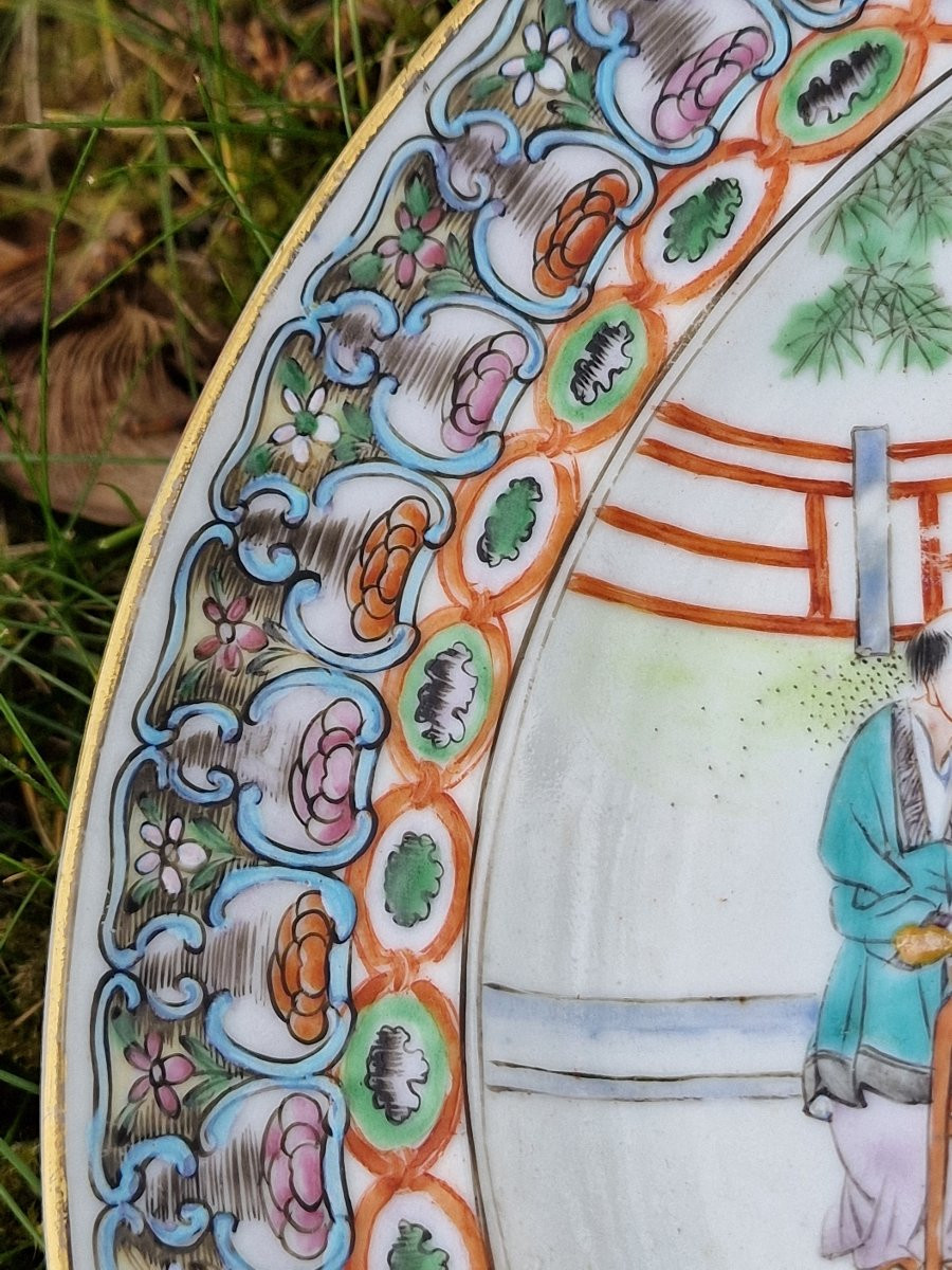 Paire d'assiettes chinoises en porcelaine de canton famille verte décors palais et lettré-photo-3