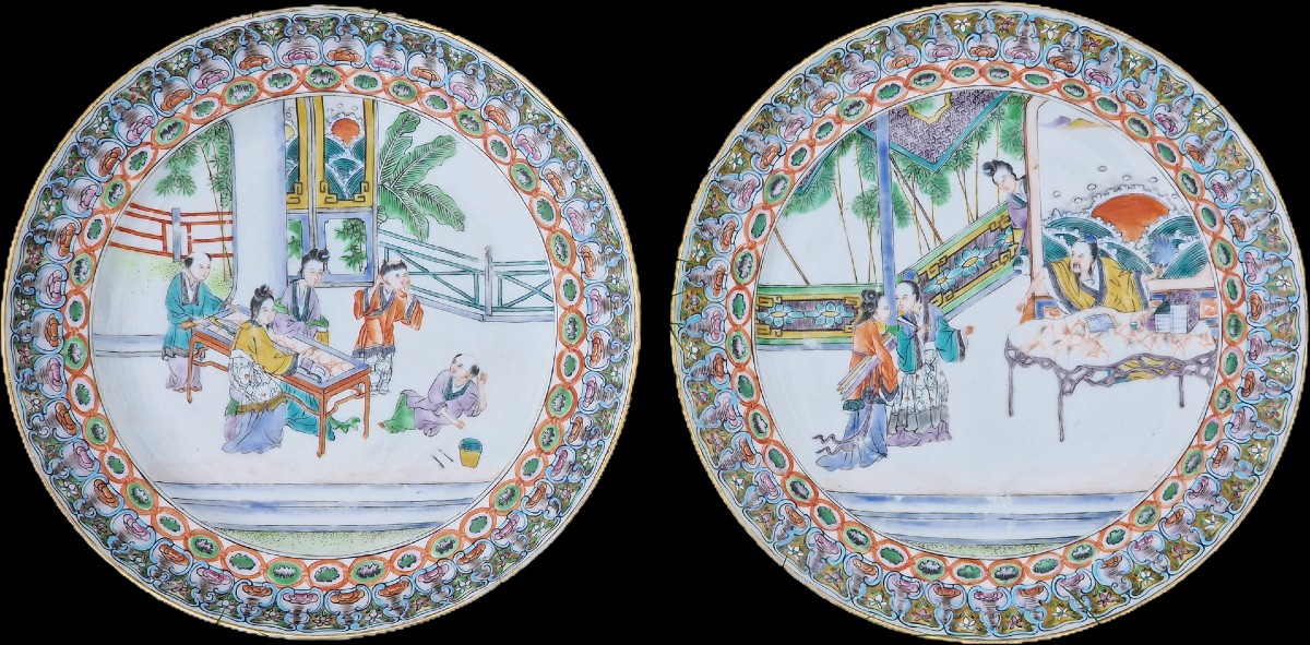 Paire d'assiettes chinoises en porcelaine de canton famille verte décors palais et lettré