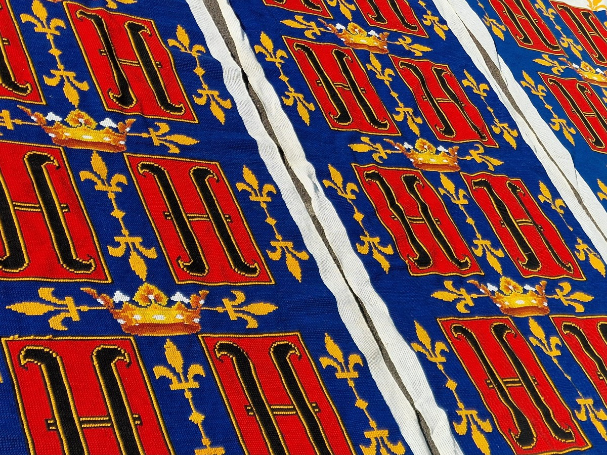 Lot de 3 grandes tapisserie bannières aux lettres et couronnes de marquis et fleur de lys