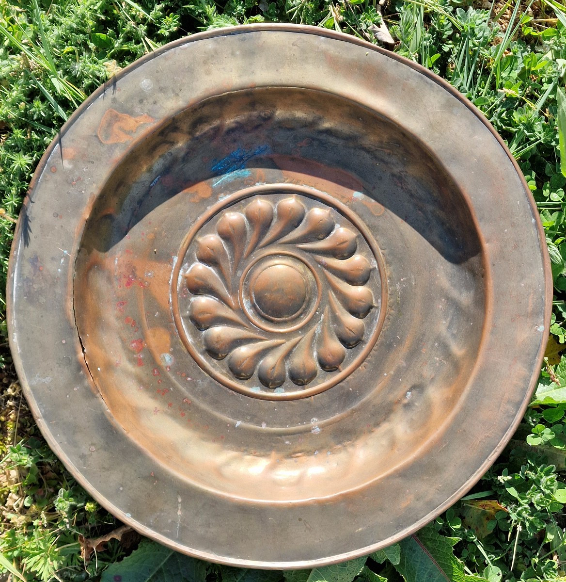 Plat à quêter dit de quête en cuivre repoussé 
