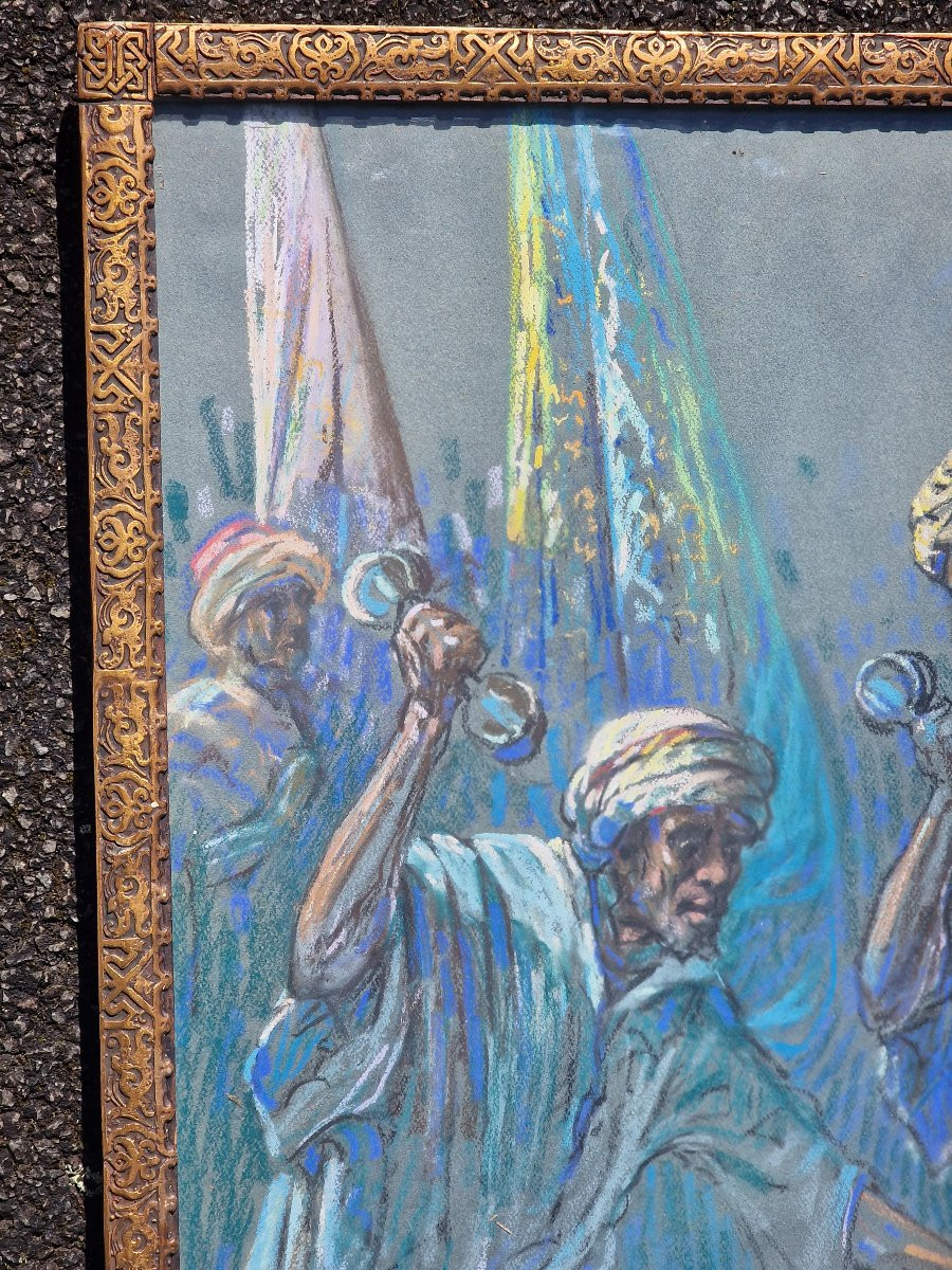 Tableau pastel orientaliste signé musiciens marocains et danseurs avec son cadre sculpté n-photo-1