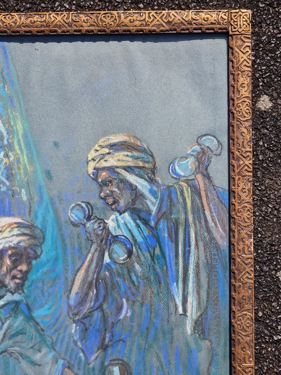 Tableau pastel orientaliste signé musiciens marocains et danseurs avec son cadre sculpté n-photo-2