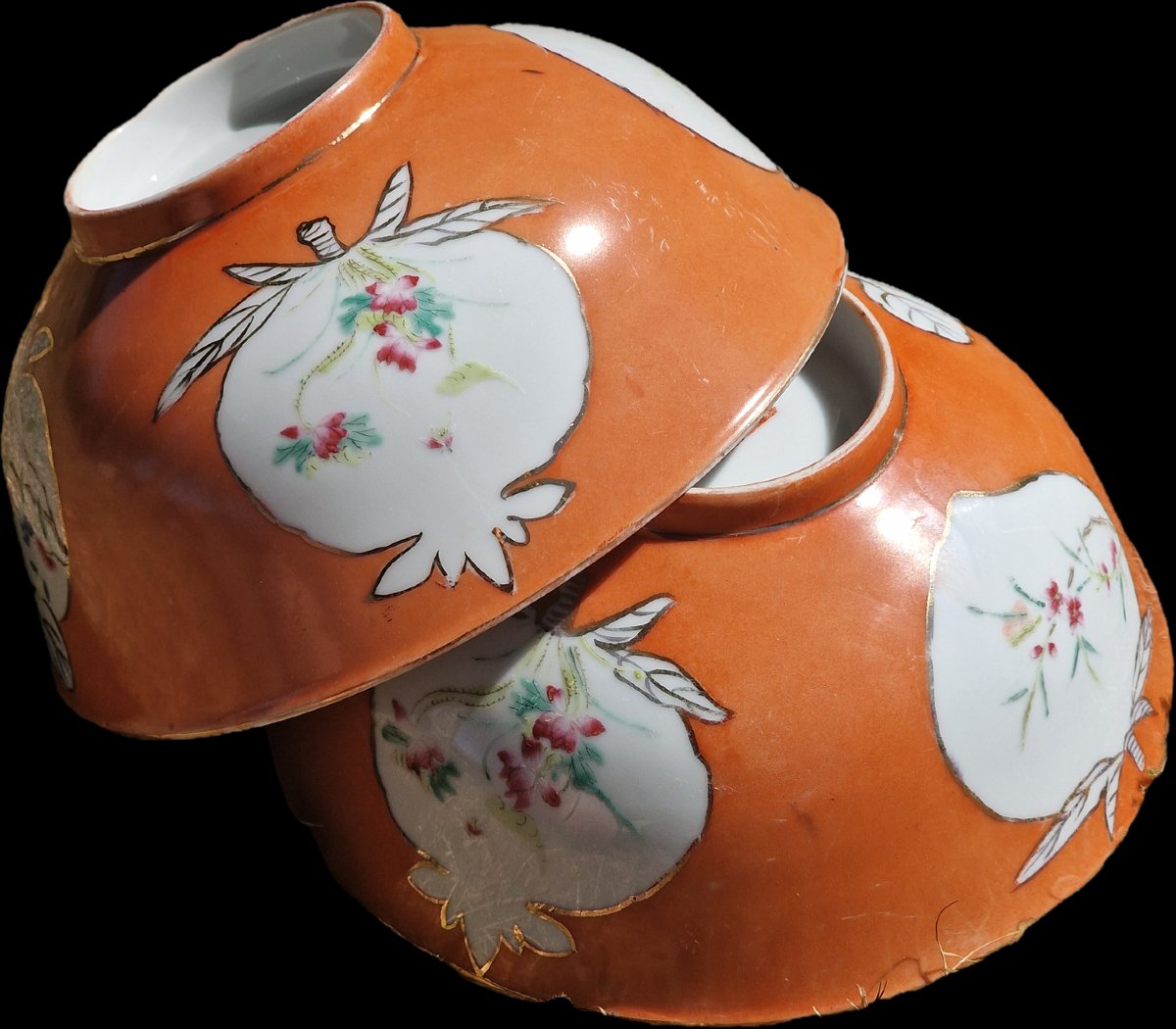 Paire de bols en porcelaine de chine fond corail et médaillons marque Hongxian chinois