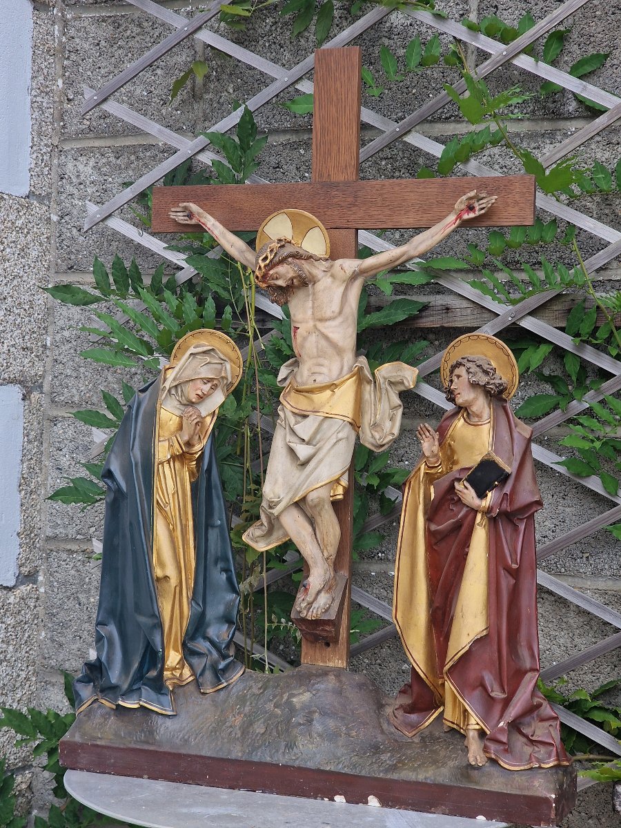 Importante statue calvaire style gothique polychrome et doré avec le christ en croix-photo-2