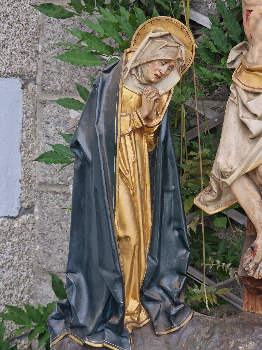 Importante statue calvaire style gothique polychrome et doré avec le christ en croix-photo-2
