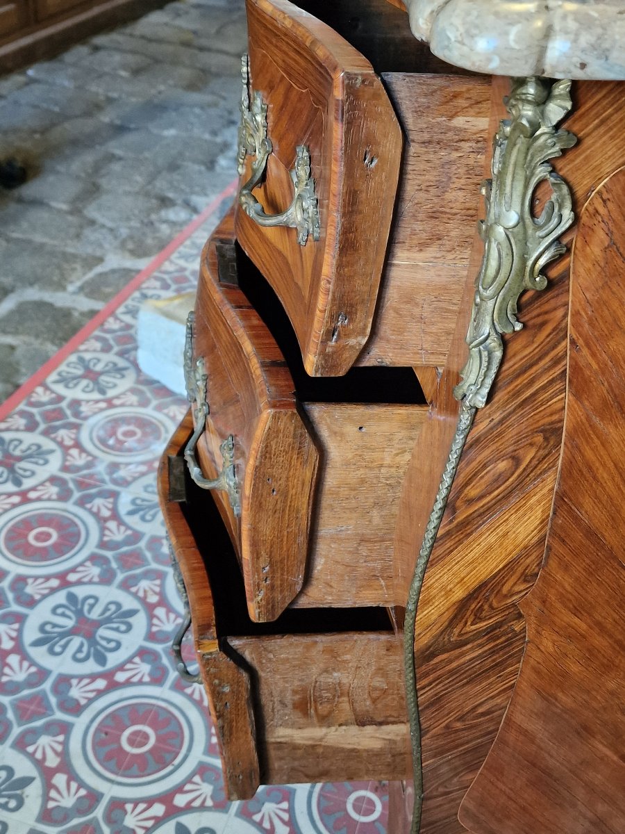 Petite commode galbée d'entre deux  estampillée par Josse Gosselin 18ème en marquéterie-photo-3