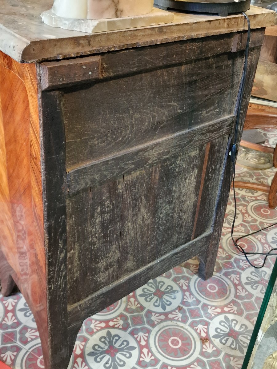 Petite commode galbée d'entre deux  estampillée par Josse Gosselin 18ème en marquéterie-photo-2