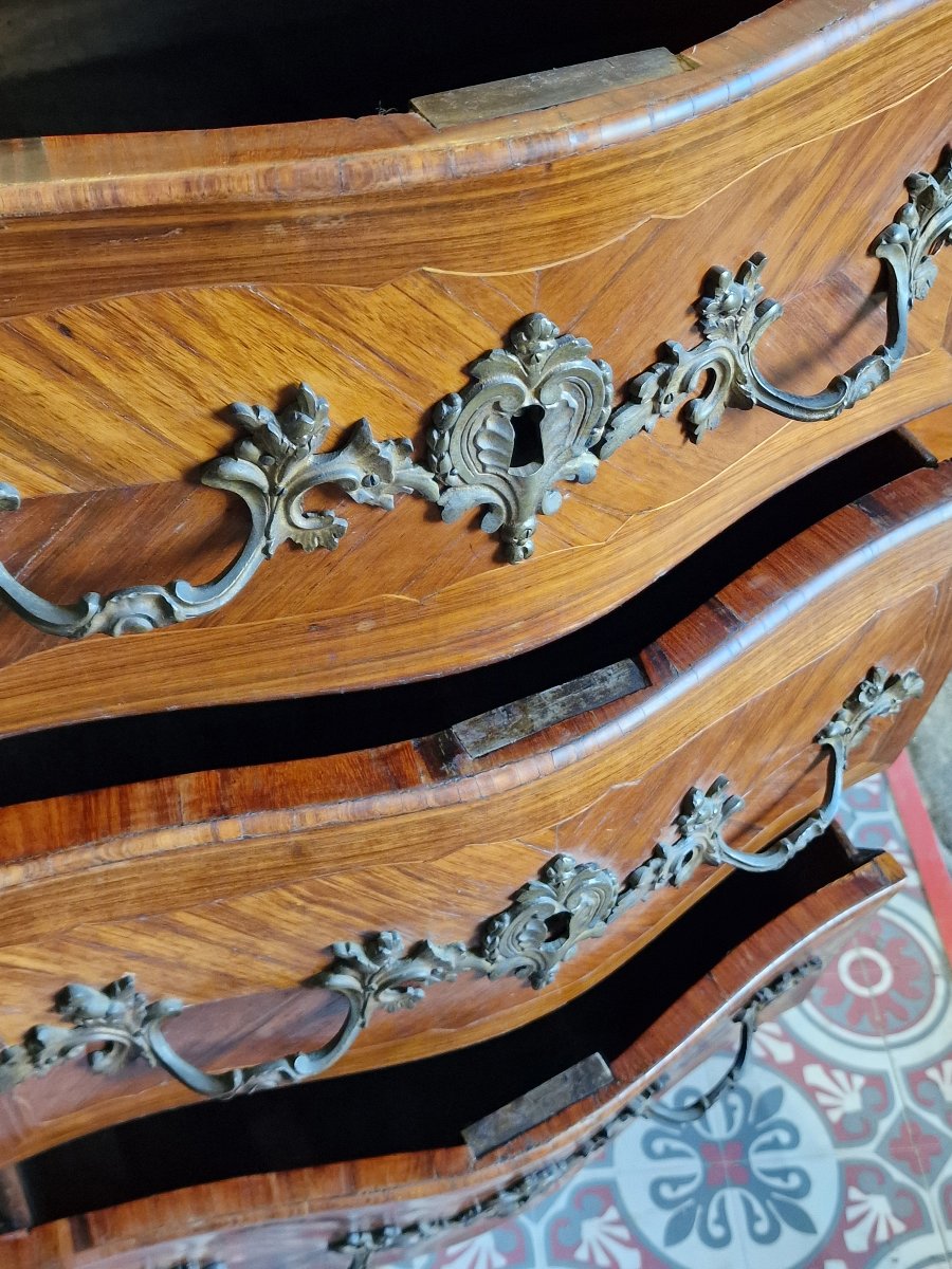 Petite commode galbée d'entre deux  estampillée par Josse Gosselin 18ème en marquéterie-photo-6