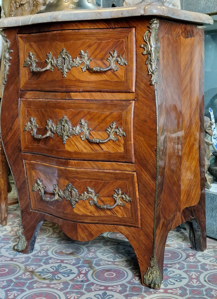 Petite commode galbée d'entre deux  estampillée par Josse Gosselin 18ème en marquéterie