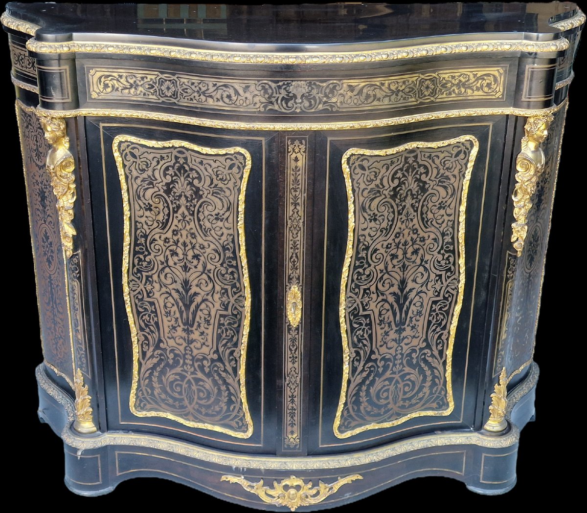 Buffet d'appui galbé en marquéterie Boulle de laiton et bois noirci bronze doré Napoléon III