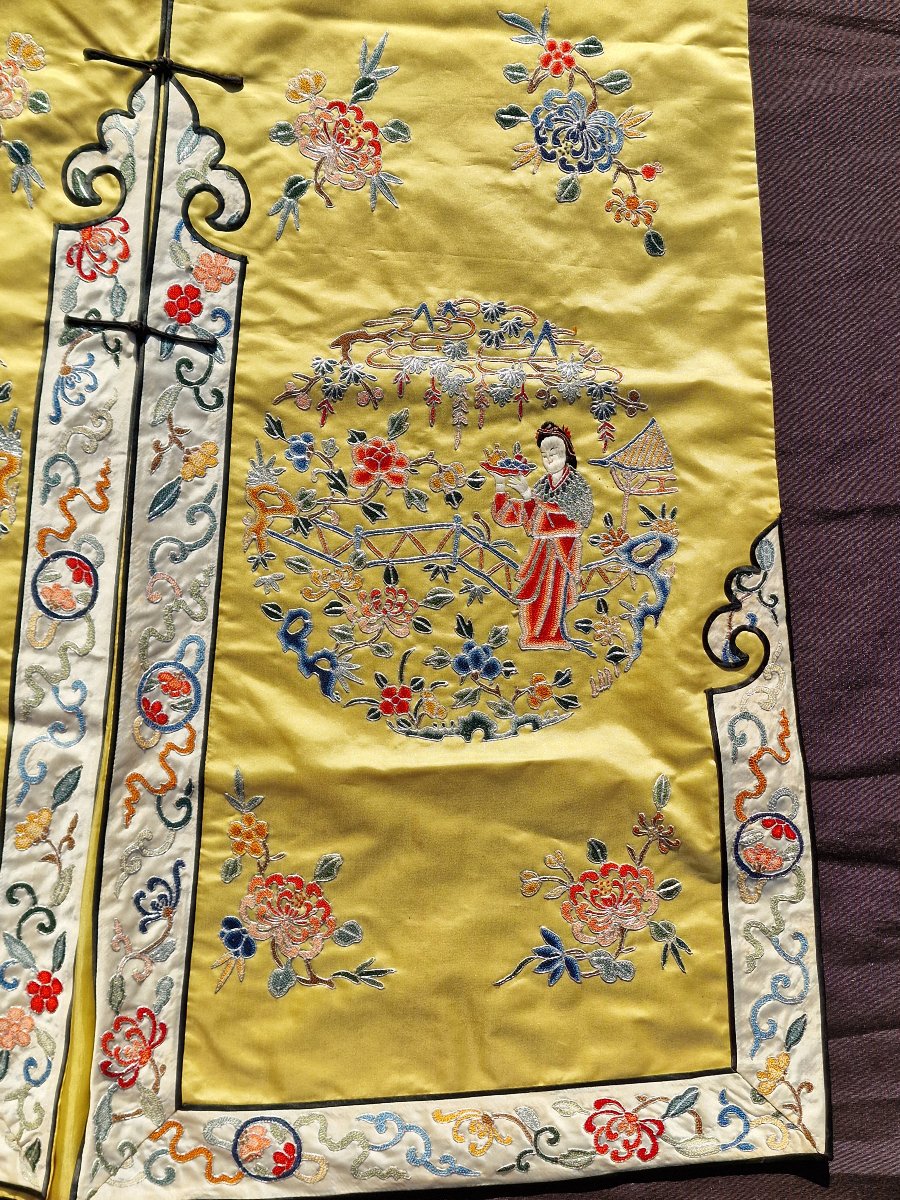 Robe chinoise traditionnelle en soie brodée à décor de fleurs et cartouches  époque république-photo-2