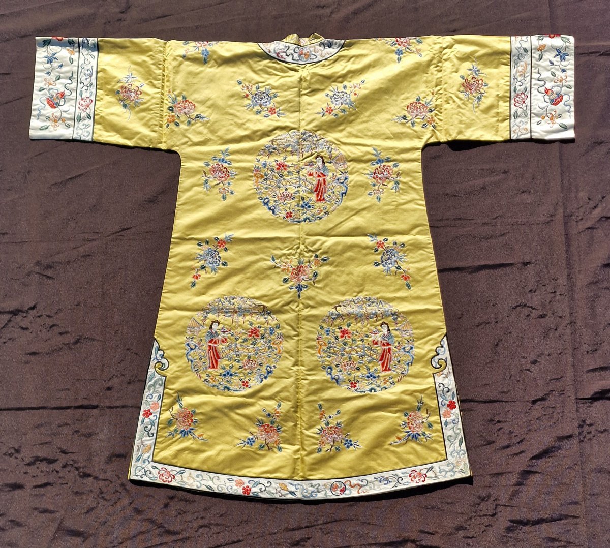 Robe chinoise traditionnelle en soie brodée à décor de fleurs et cartouches  époque république-photo-1