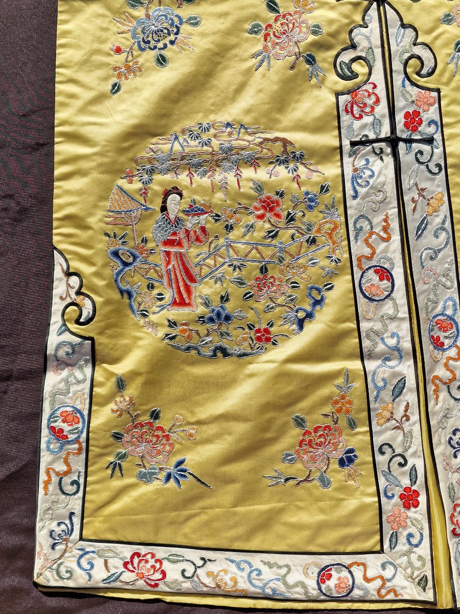 Robe chinoise traditionnelle en soie brodée à décor de fleurs et cartouches  époque république-photo-2