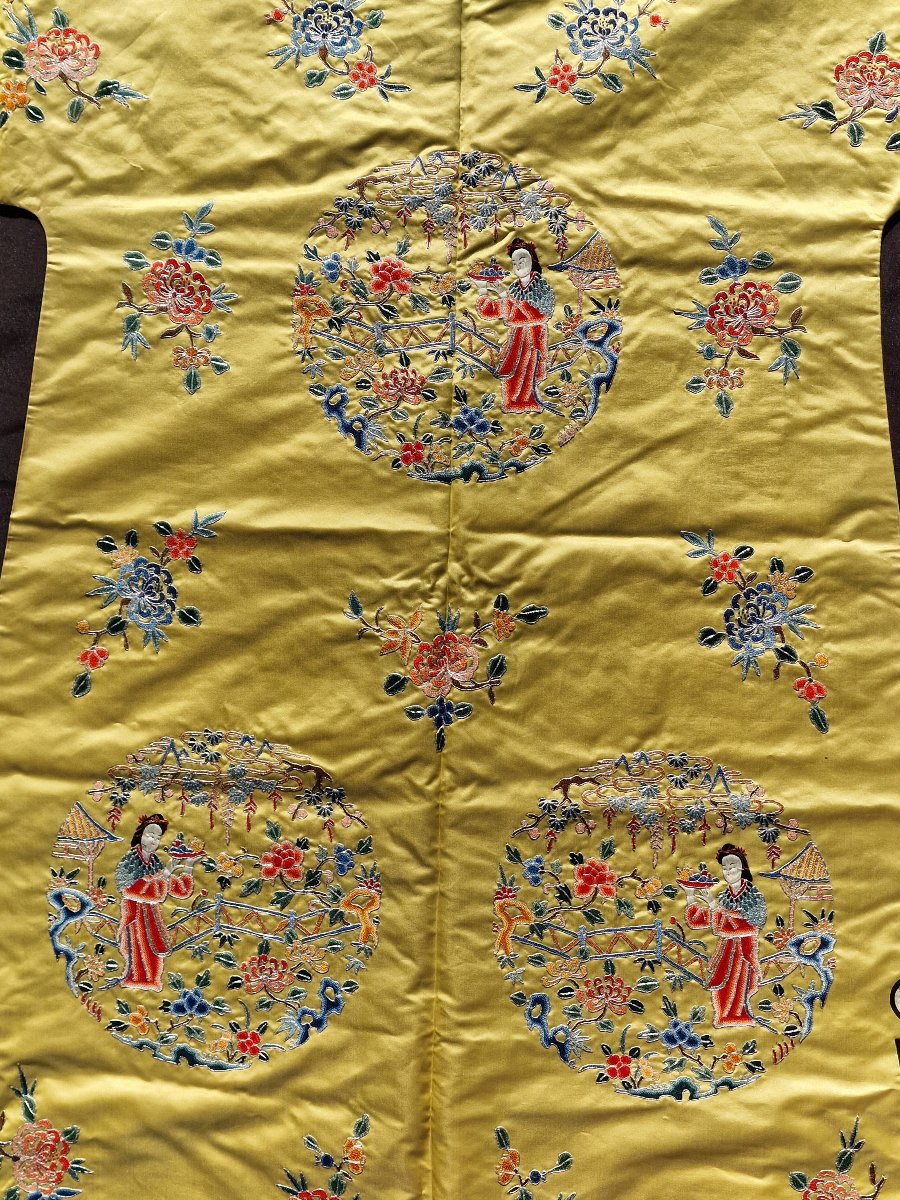 Robe chinoise traditionnelle en soie brodée à décor de fleurs et cartouches  époque république-photo-3