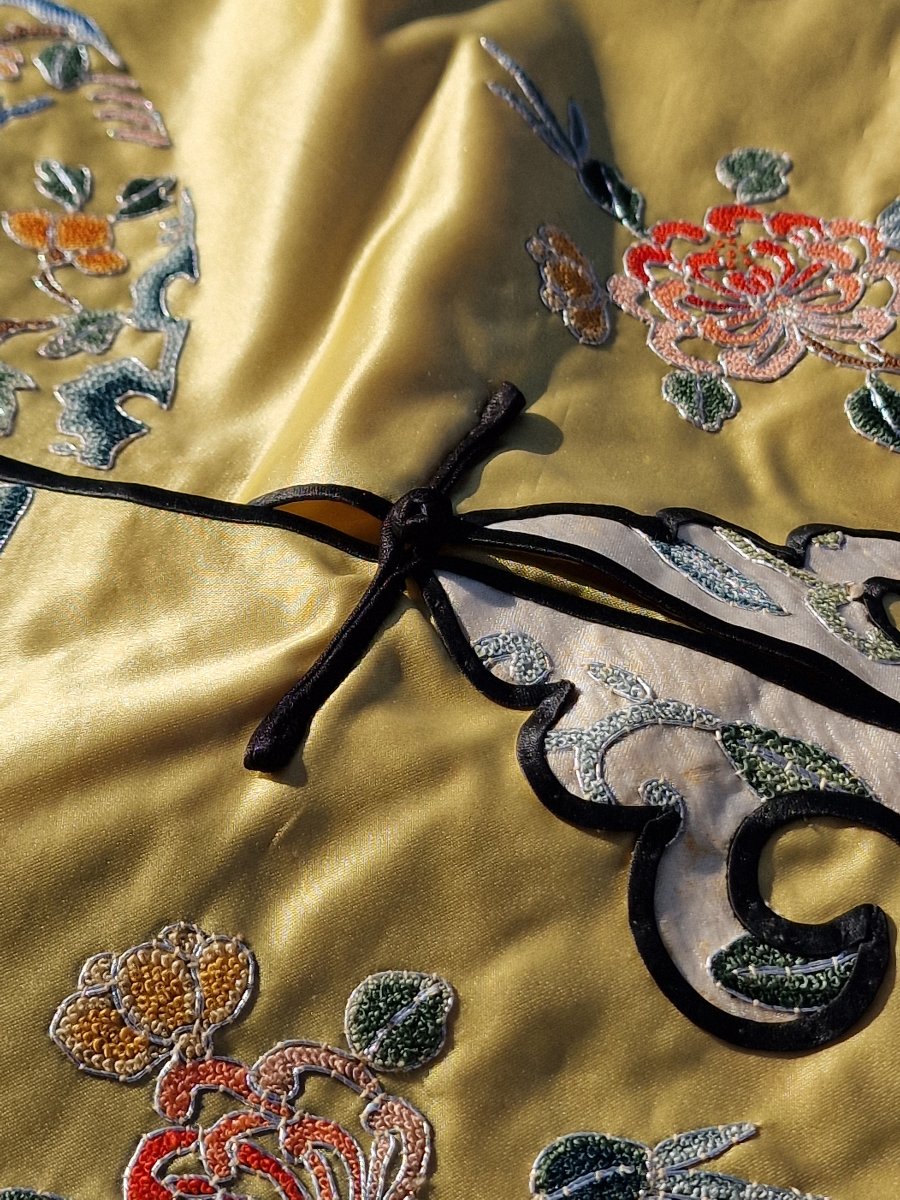 Robe chinoise traditionnelle en soie brodée à décor de fleurs et cartouches  époque république-photo-5