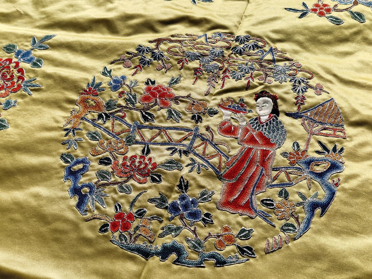 Robe chinoise traditionnelle en soie brodée à décor de fleurs et cartouches  époque république-photo-6