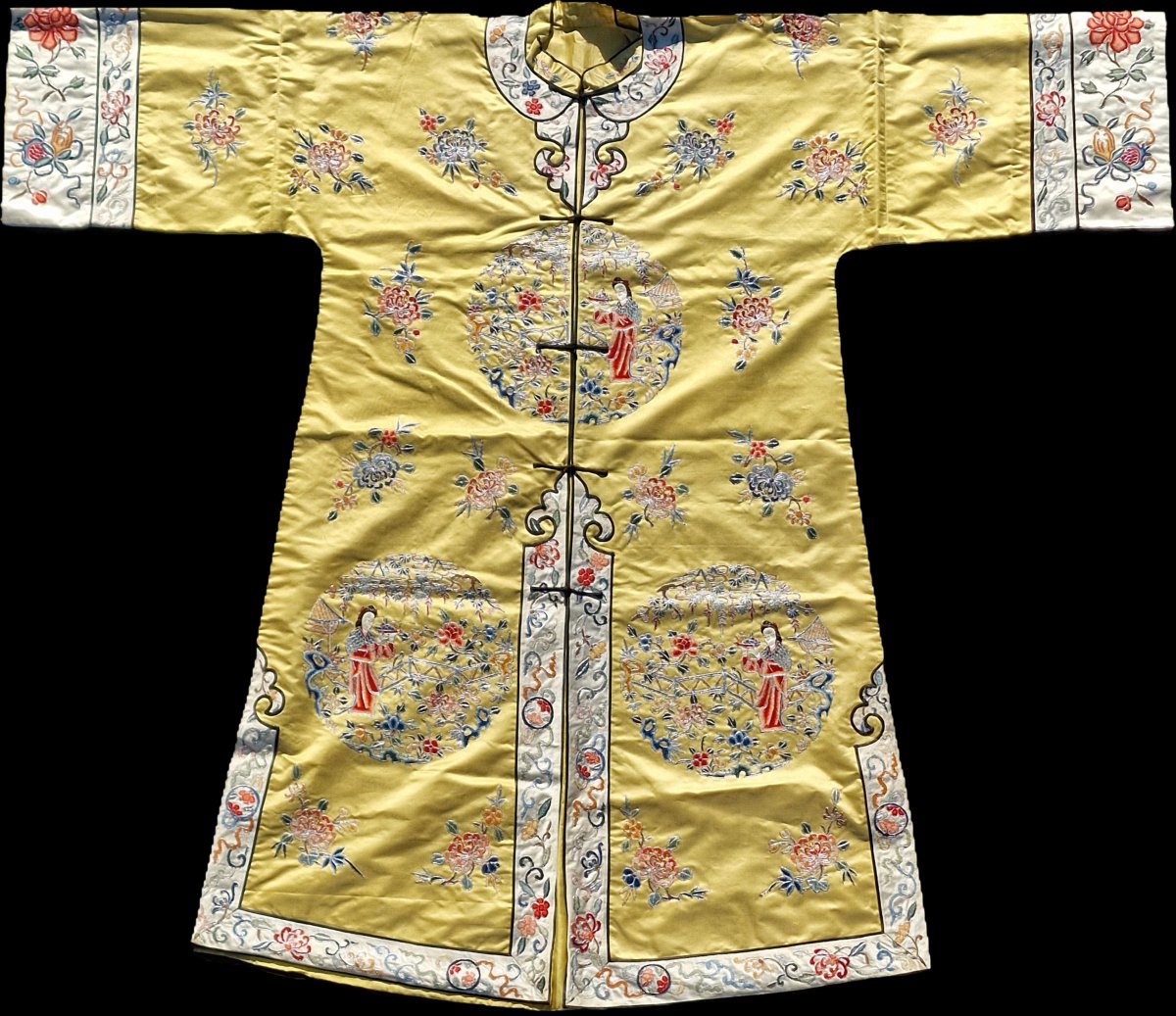 Robe chinoise traditionnelle en soie brodée à décor de fleurs et cartouches  époque république