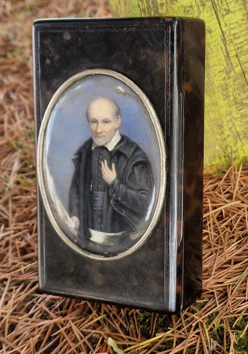 Boîte en écaille de tortue avec une miniature d'Anne Nicole Voullemier de Saint Vincent de Paul