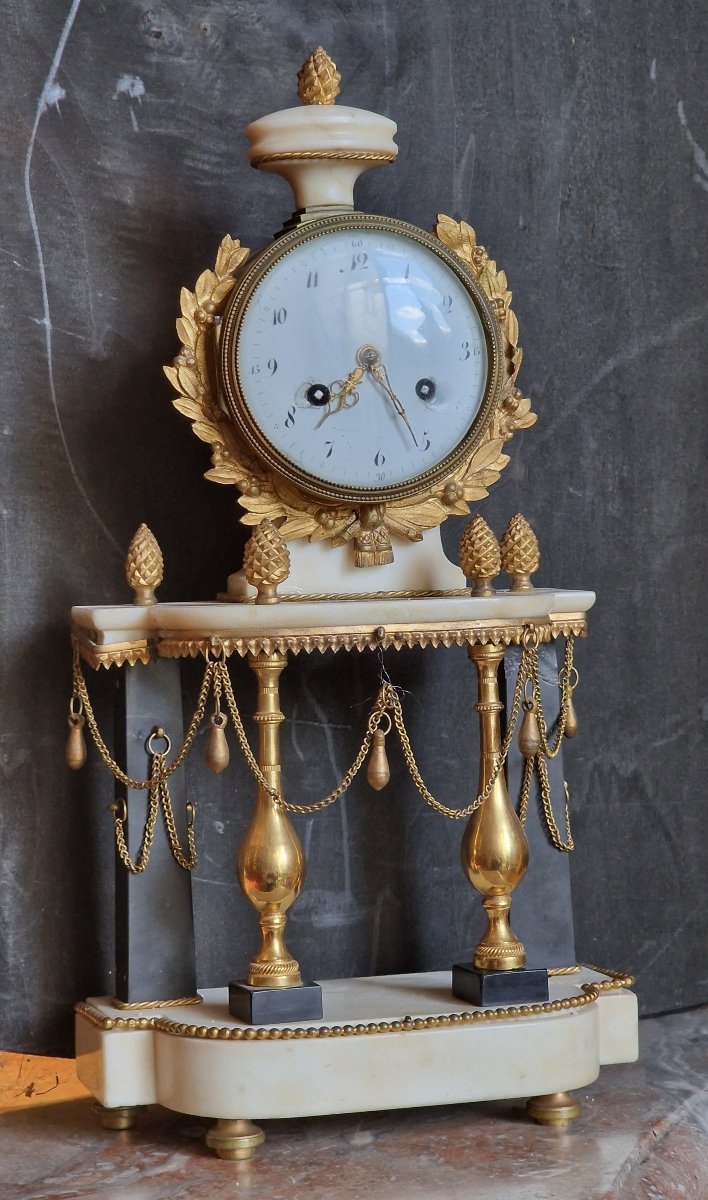 Pendule portique d'époque Louis XVI marbre blanc noir et bronze doré  mouvement à fil-photo-2