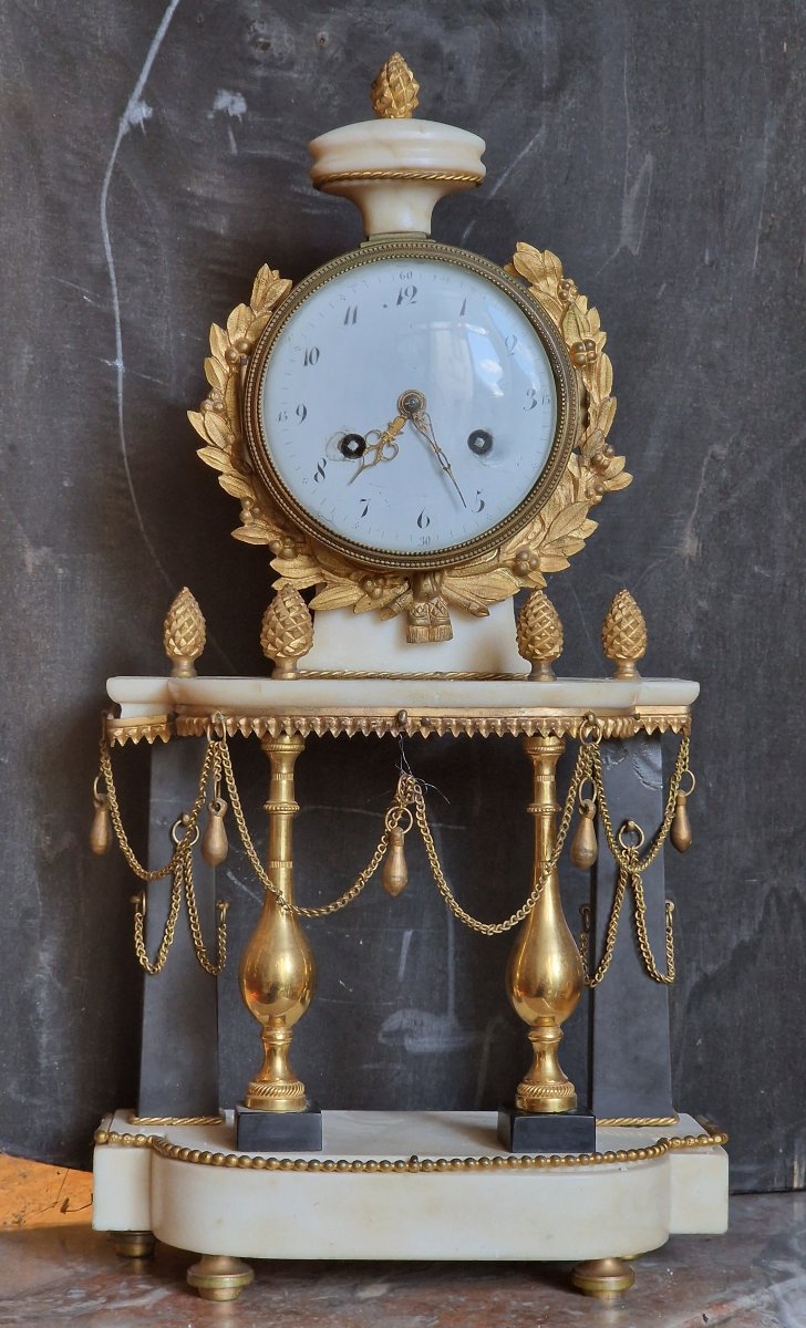 Pendule portique d'époque Louis XVI marbre blanc noir et bronze doré  mouvement à fil-photo-3