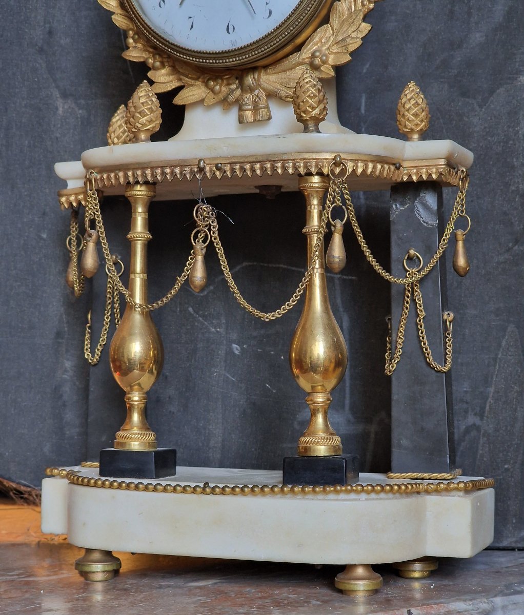Pendule portique d'époque Louis XVI marbre blanc noir et bronze doré  mouvement à fil-photo-4