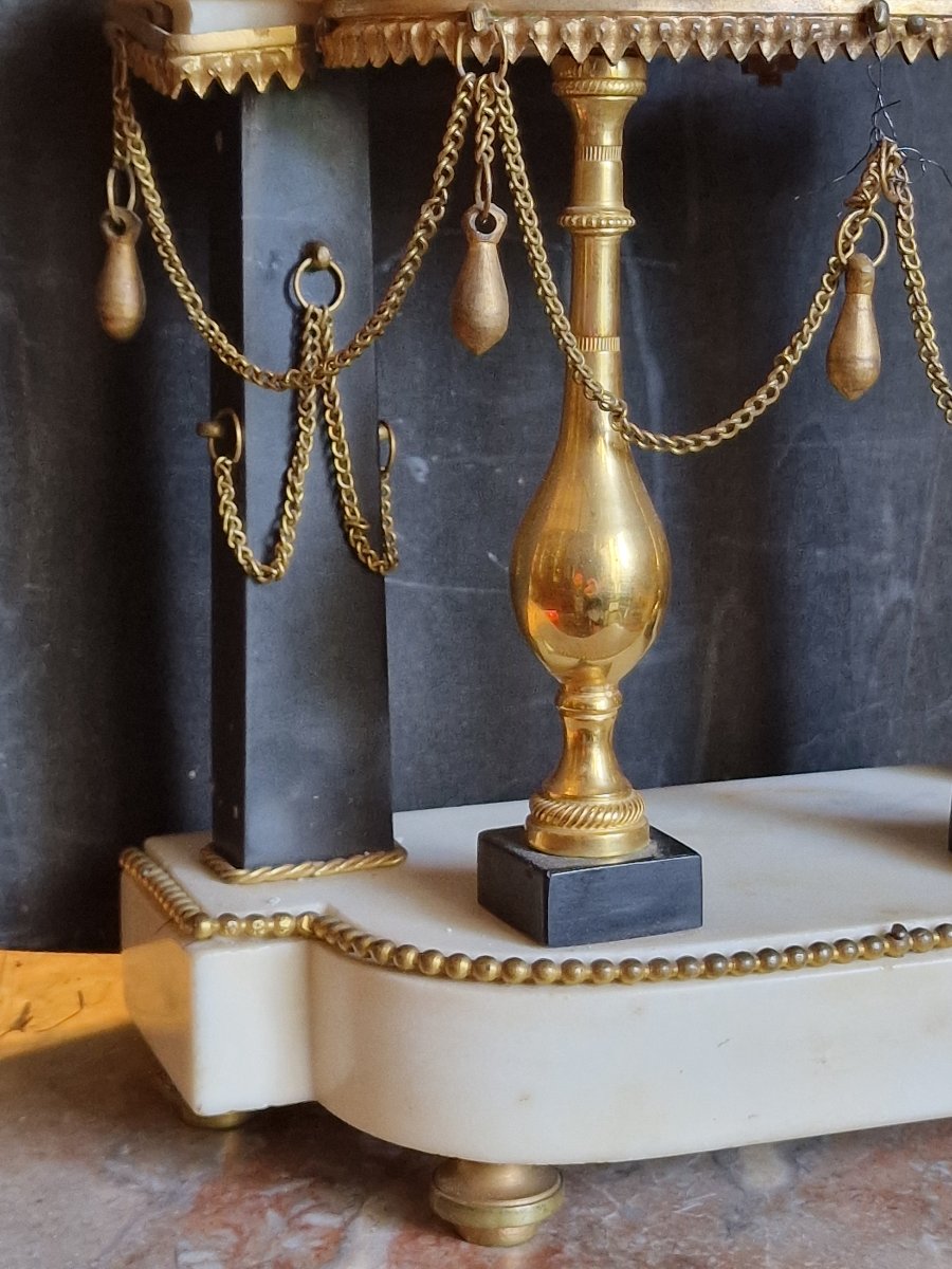 Pendule portique d'époque Louis XVI marbre blanc noir et bronze doré  mouvement à fil-photo-1