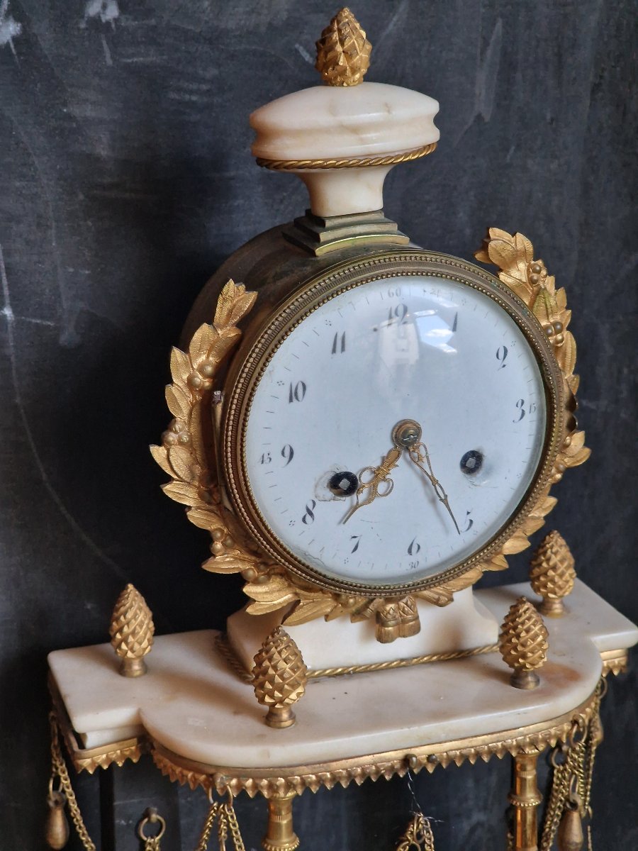 Pendule portique d'époque Louis XVI marbre blanc noir et bronze doré  mouvement à fil-photo-2