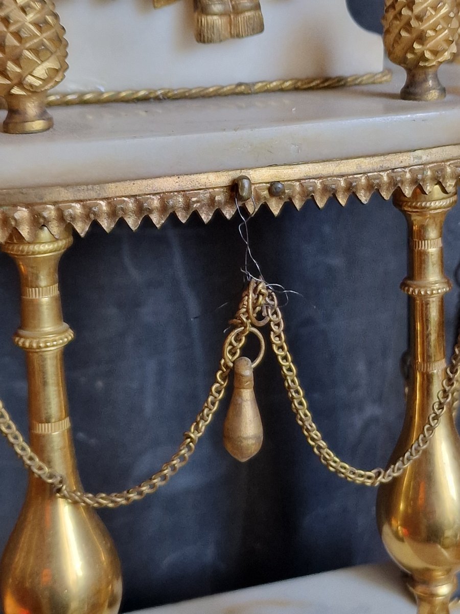 Pendule portique d'époque Louis XVI marbre blanc noir et bronze doré  mouvement à fil-photo-3