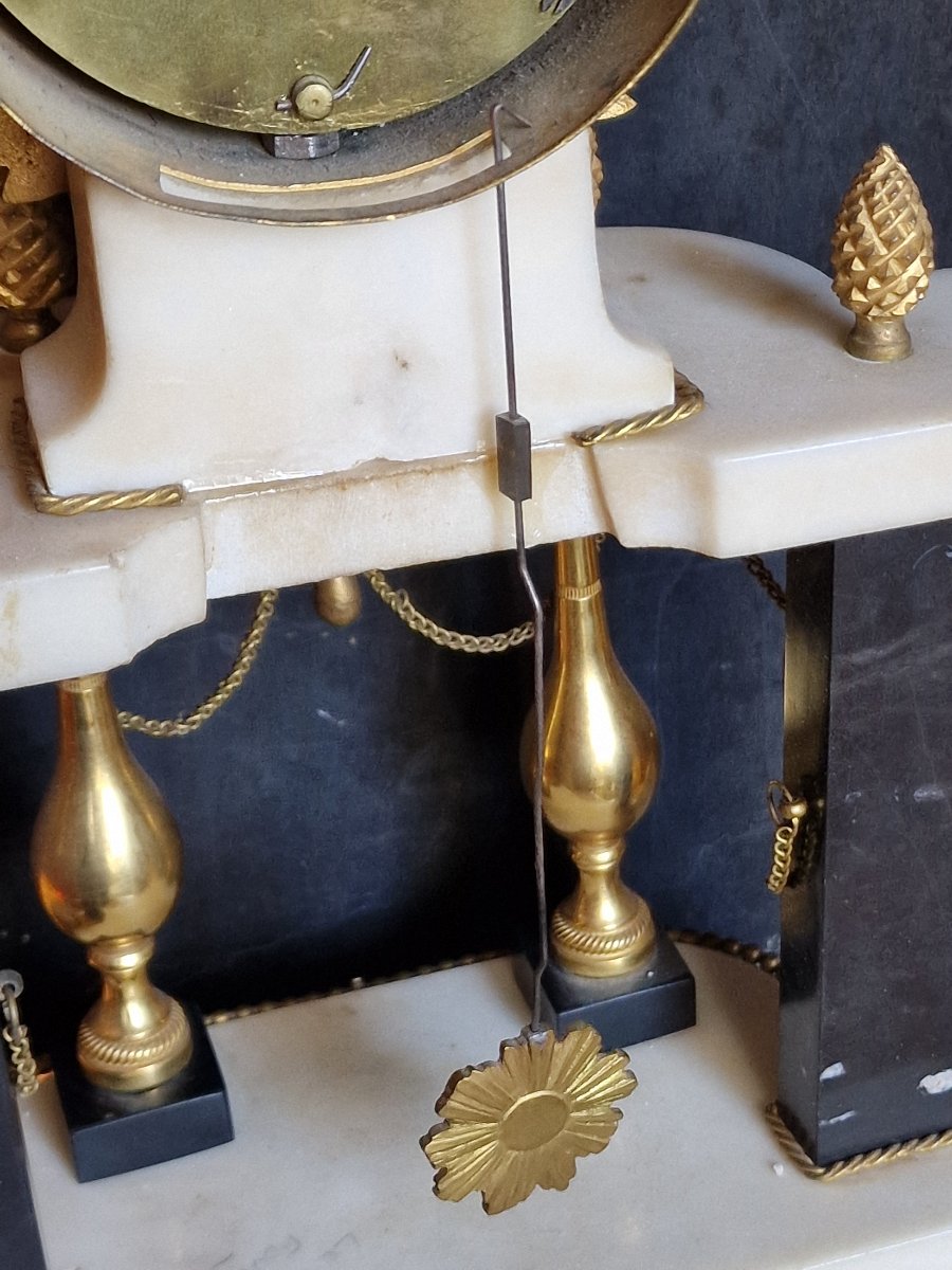 Pendule portique d'époque Louis XVI marbre blanc noir et bronze doré  mouvement à fil-photo-4