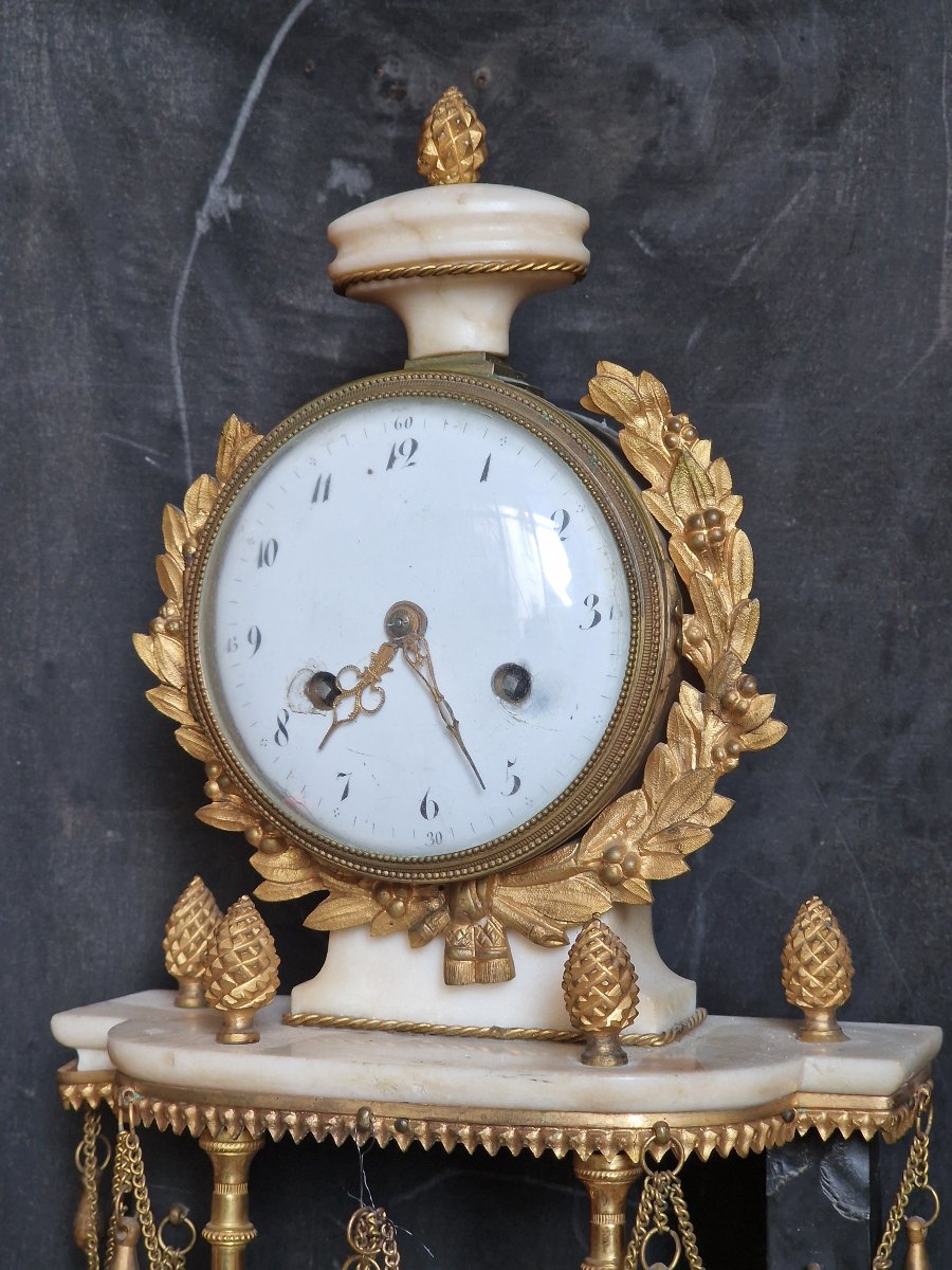 Pendule portique d'époque Louis XVI marbre blanc noir et bronze doré  mouvement à fil-photo-5