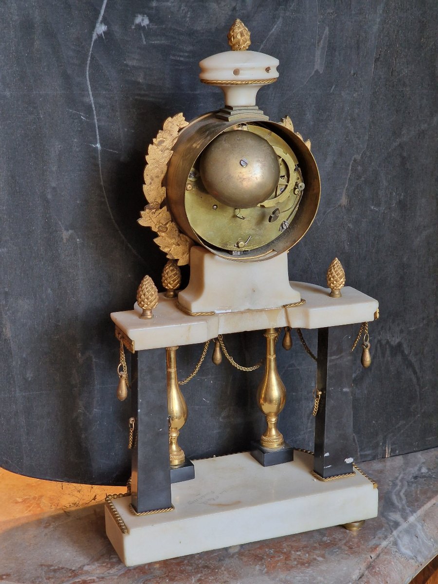 Pendule portique d'époque Louis XVI marbre blanc noir et bronze doré  mouvement à fil-photo-7