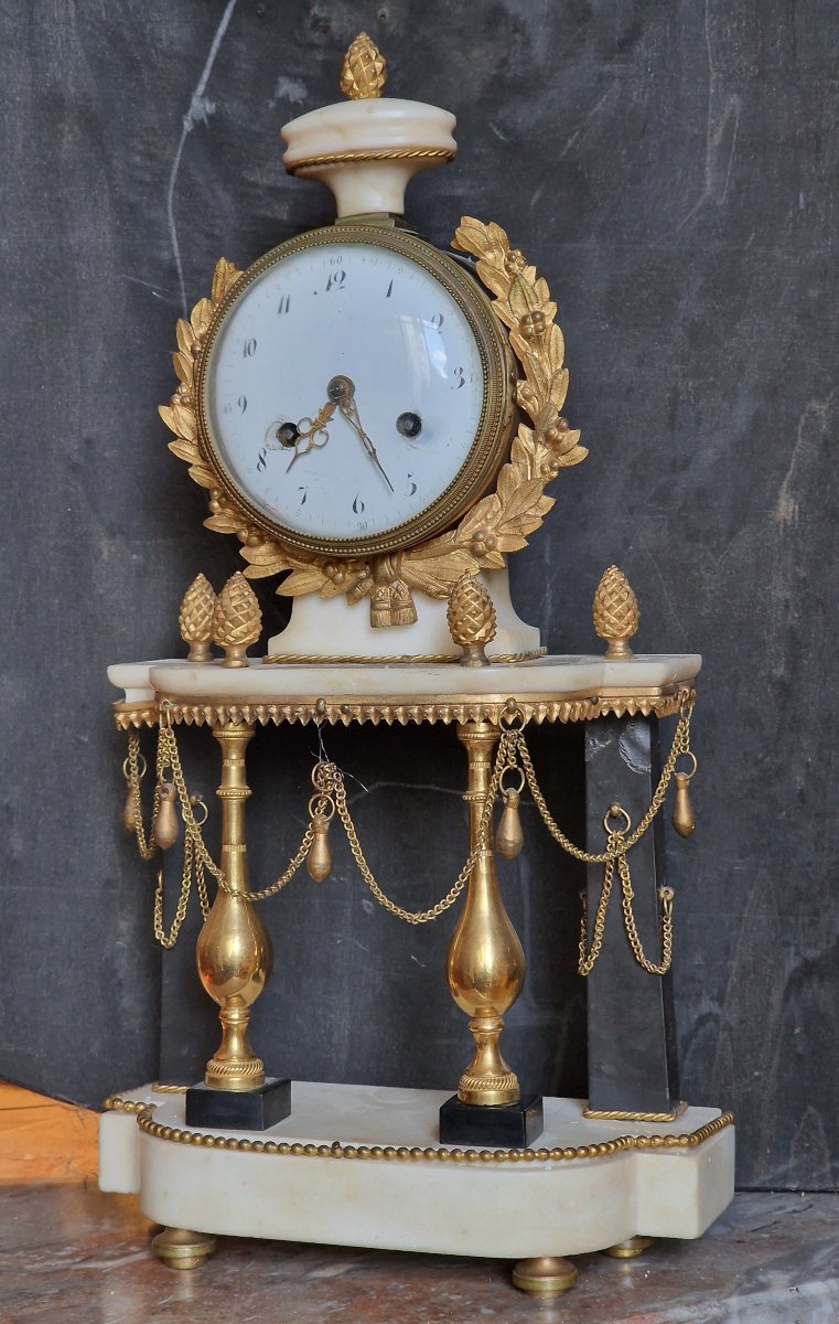 Pendule portique d'époque Louis XVI marbre blanc noir et bronze doré  mouvement à fil