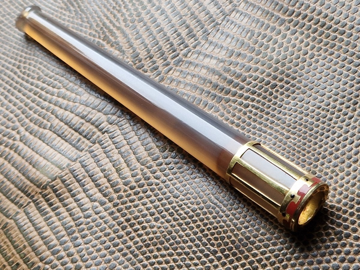 Fume cigarette art déco en agate et or massif emaillé Paris 1925  Coco Chanel