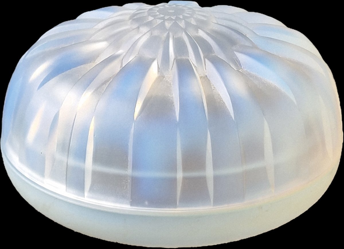 Boite bonbonnière en verre opalescent par André Hunebelle art déco 1930 modèle chrysanthème 