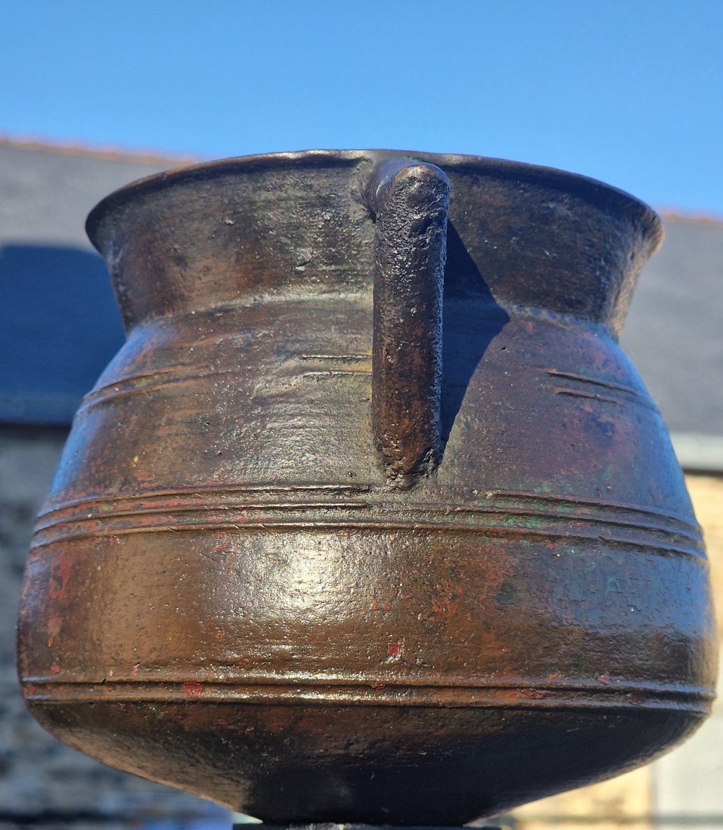 Petite marmite chaudron en bronze fond bombé 17-18ème style haute époque -photo-3