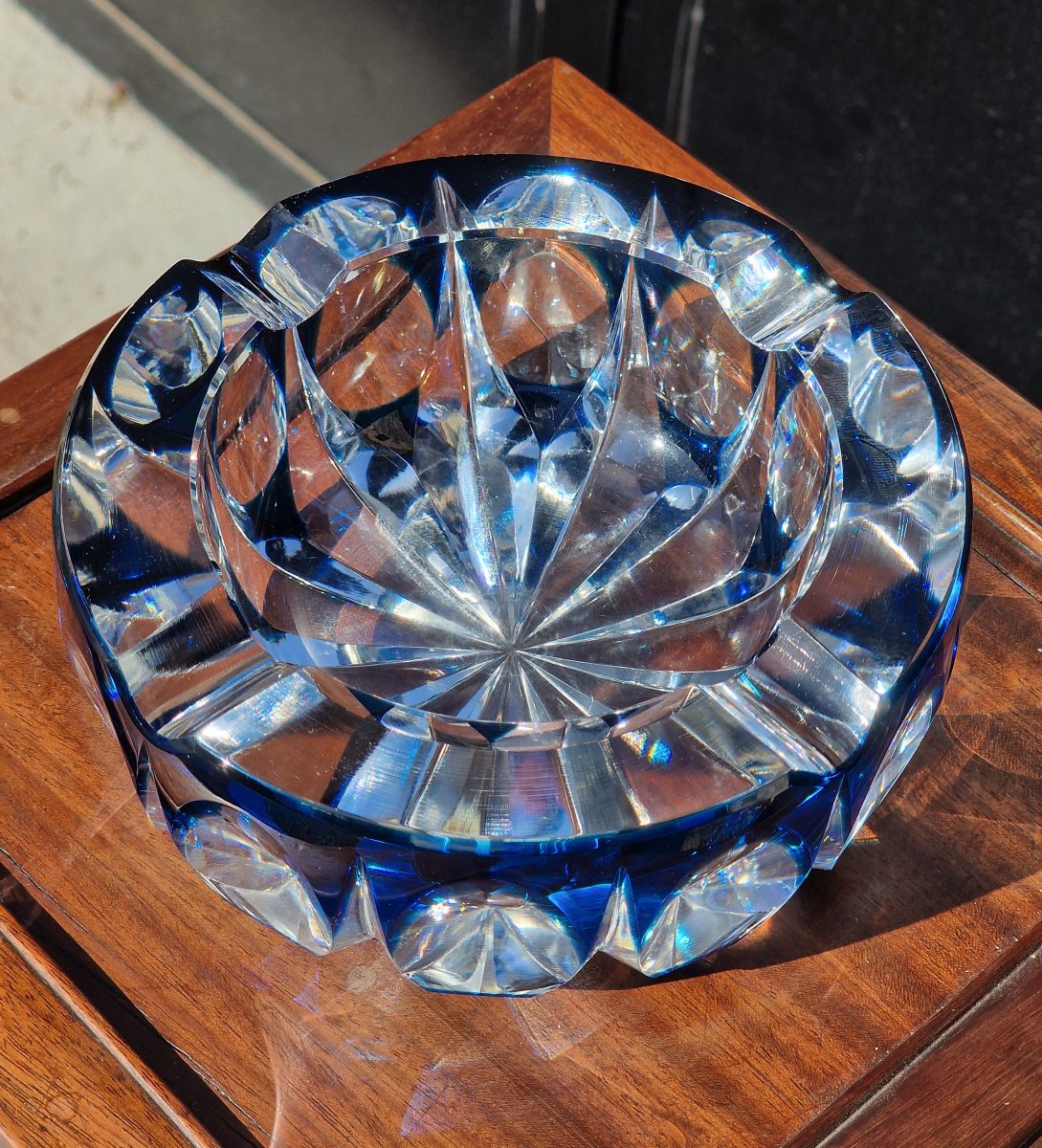Grand cendrier en cristal de Saint Louis couleur bleu roi modèle ambassadeur 1950-photo-2