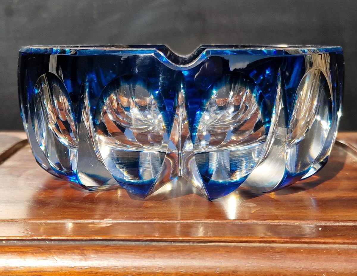 Grand cendrier en cristal de Saint Louis couleur bleu roi modèle ambassadeur 1950-photo-1