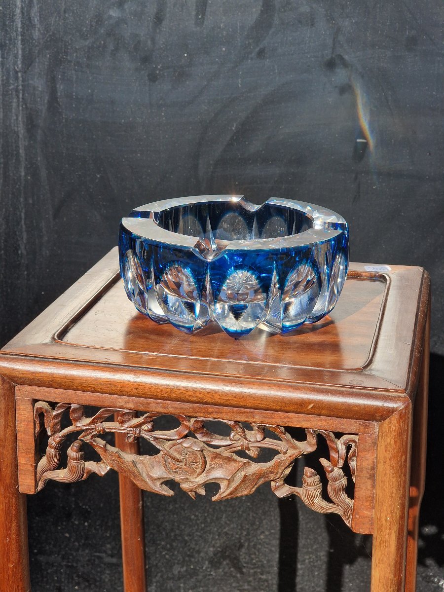 Grand cendrier en cristal de Saint Louis couleur bleu roi modèle ambassadeur 1950-photo-2