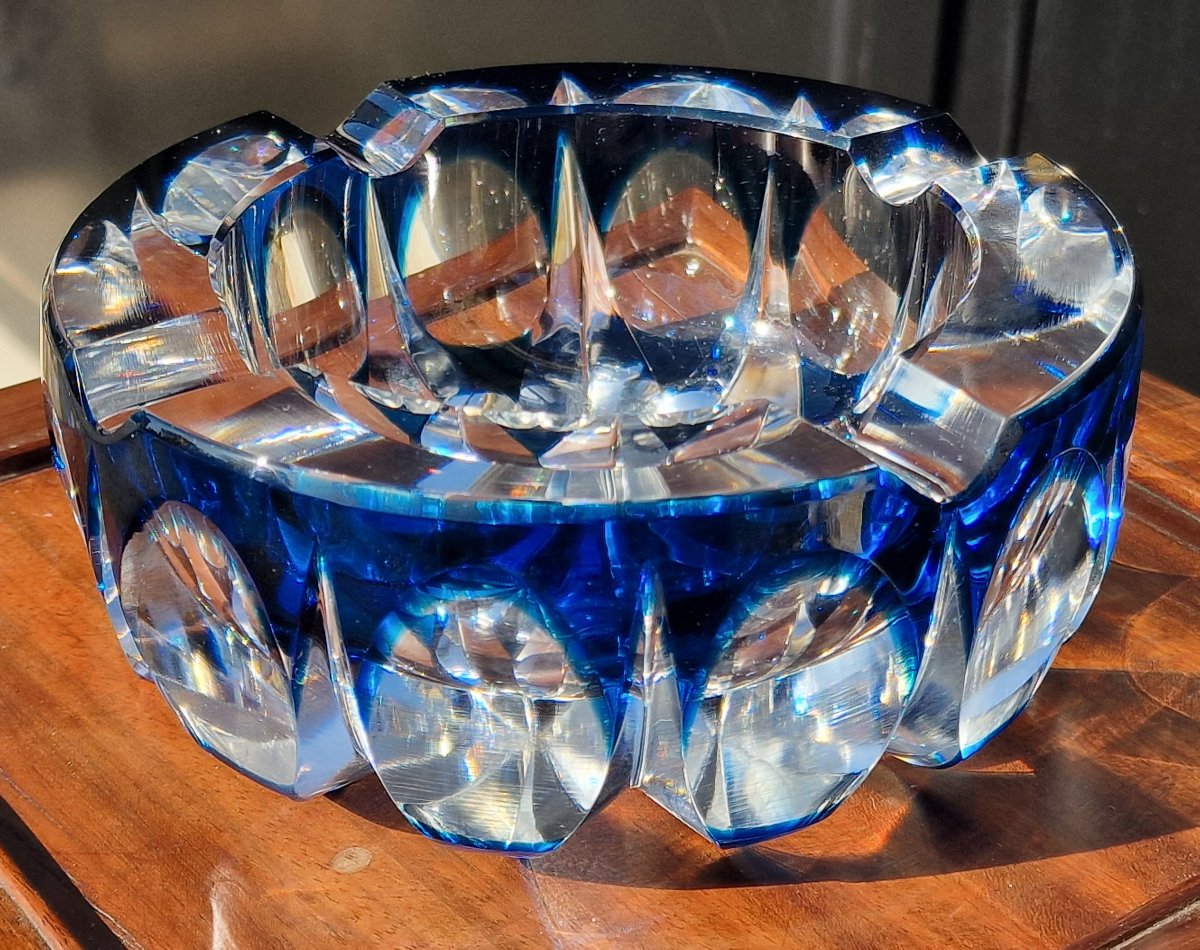 Grand cendrier en cristal de Saint Louis couleur bleu roi modèle ambassadeur 1950