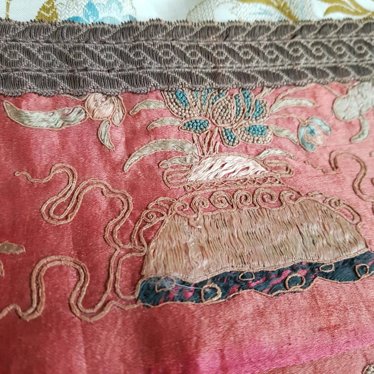 Broderie Chine  En Soie Decors Aux Antiquités Manchettes Chonoises dynastie Qing-photo-2