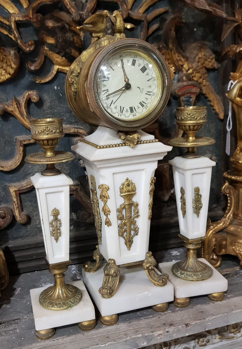 Petite Garniture De Cheminée Ou De Commode En Marbre Et Bronze Doré Avec Pendule Et Bougeoirs