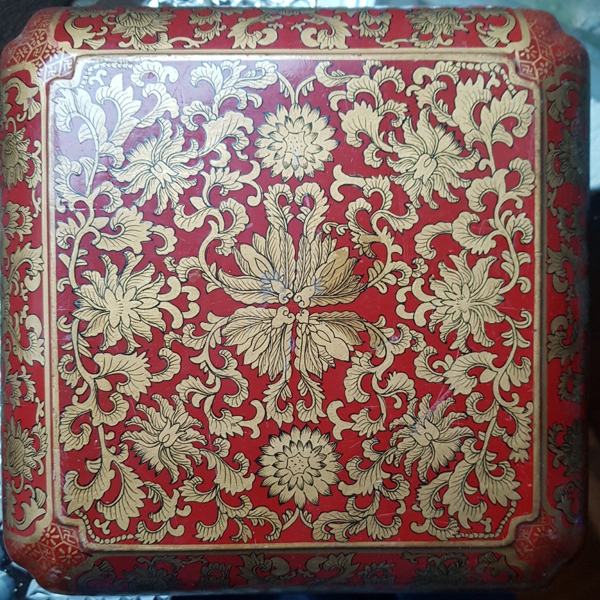 Chinese Box In Lacquered Walnut Decor Of Lotus Flowers On A Red Background China-photo-4