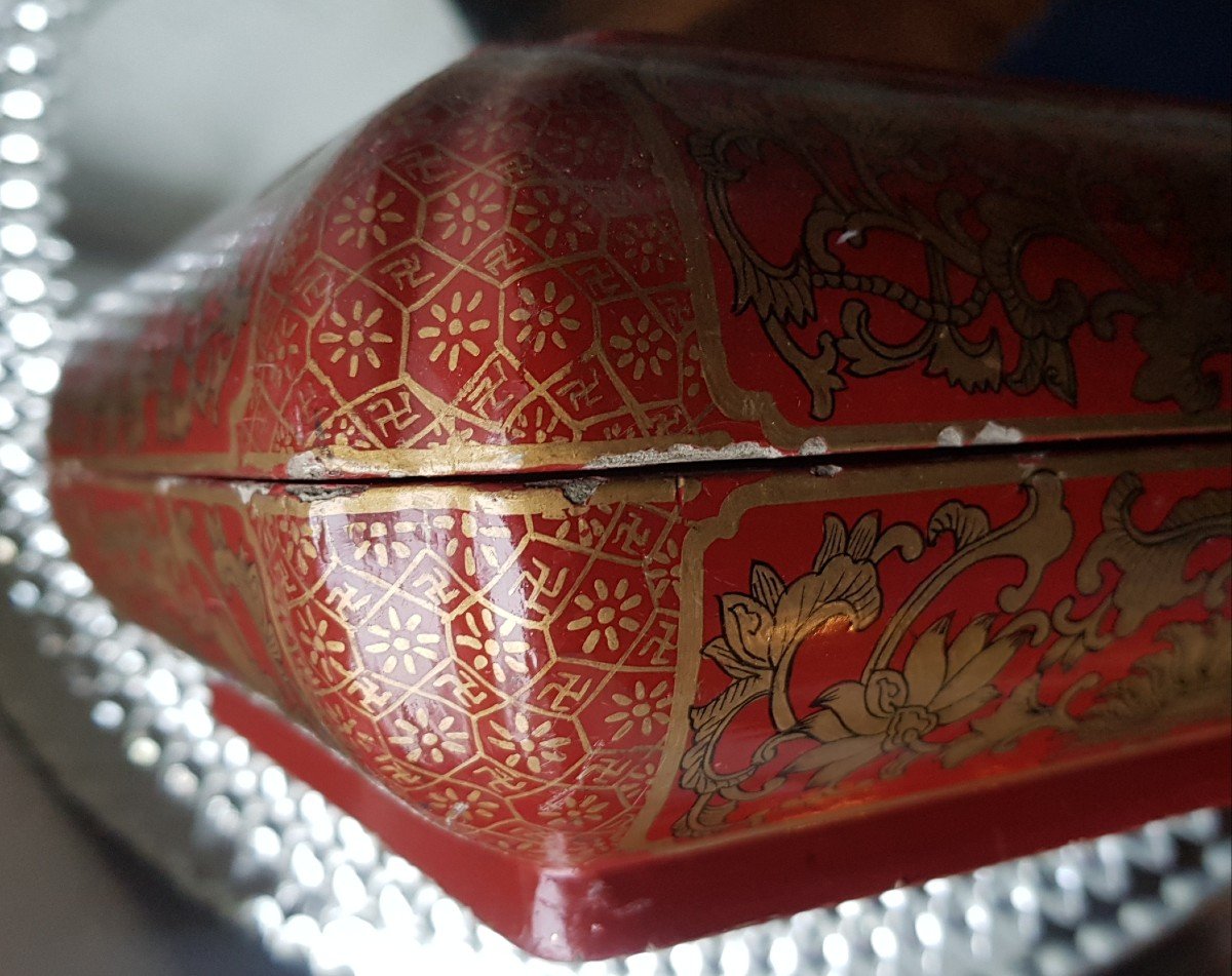 Chinese Box In Lacquered Walnut Decor Of Lotus Flowers On A Red Background China-photo-3