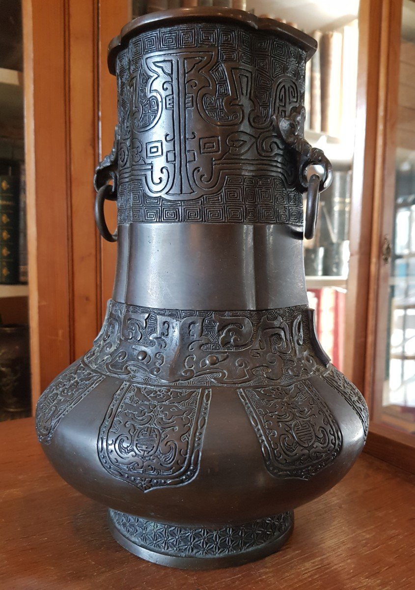 Vase Chinois signé Archaisant En Bronze à Anses Têtes d'éléphants Qing Dynastie